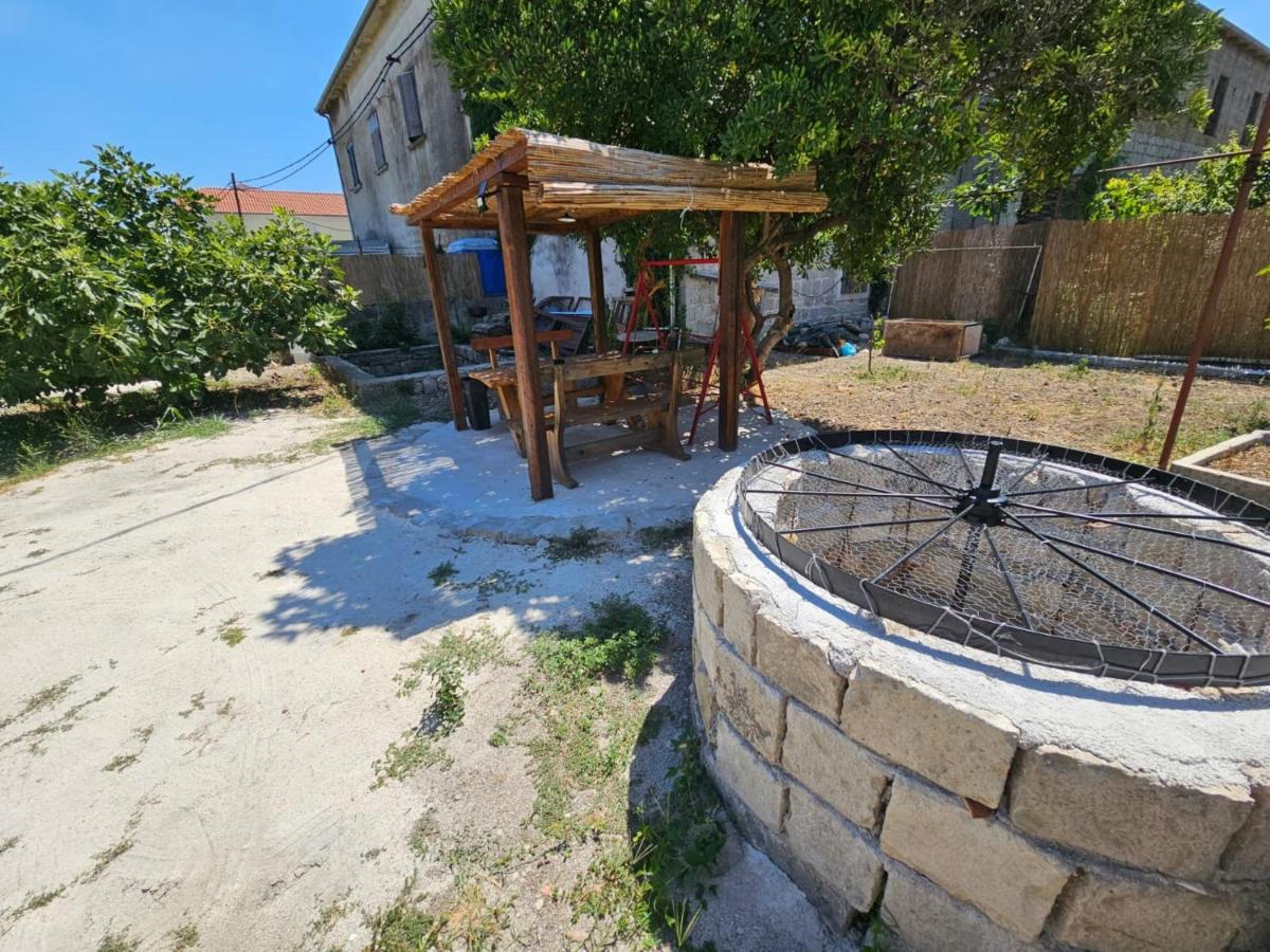 Apartment Antonio, on the seafront with garden - B&B Kutleše