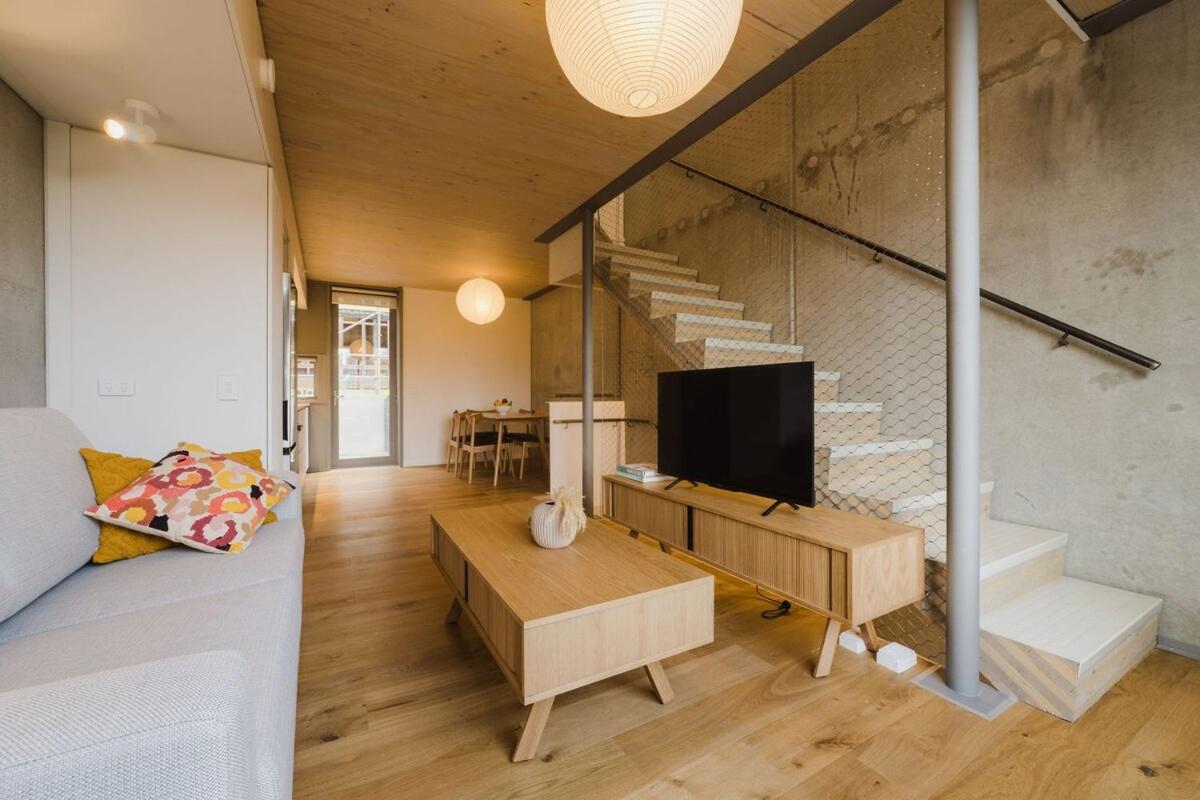 Urban Chic Townhouse - 2BR Modern Industrial Vibe - B&B