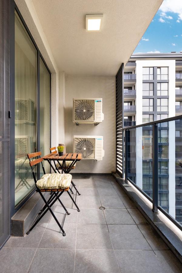 Platinum Designer Flat with Balcony & Parking by FlatManager - B&B