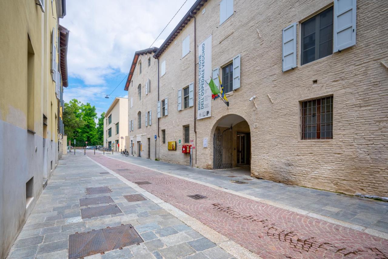 GuestHost - Central Shiny Apartment x3! - B&B Parma