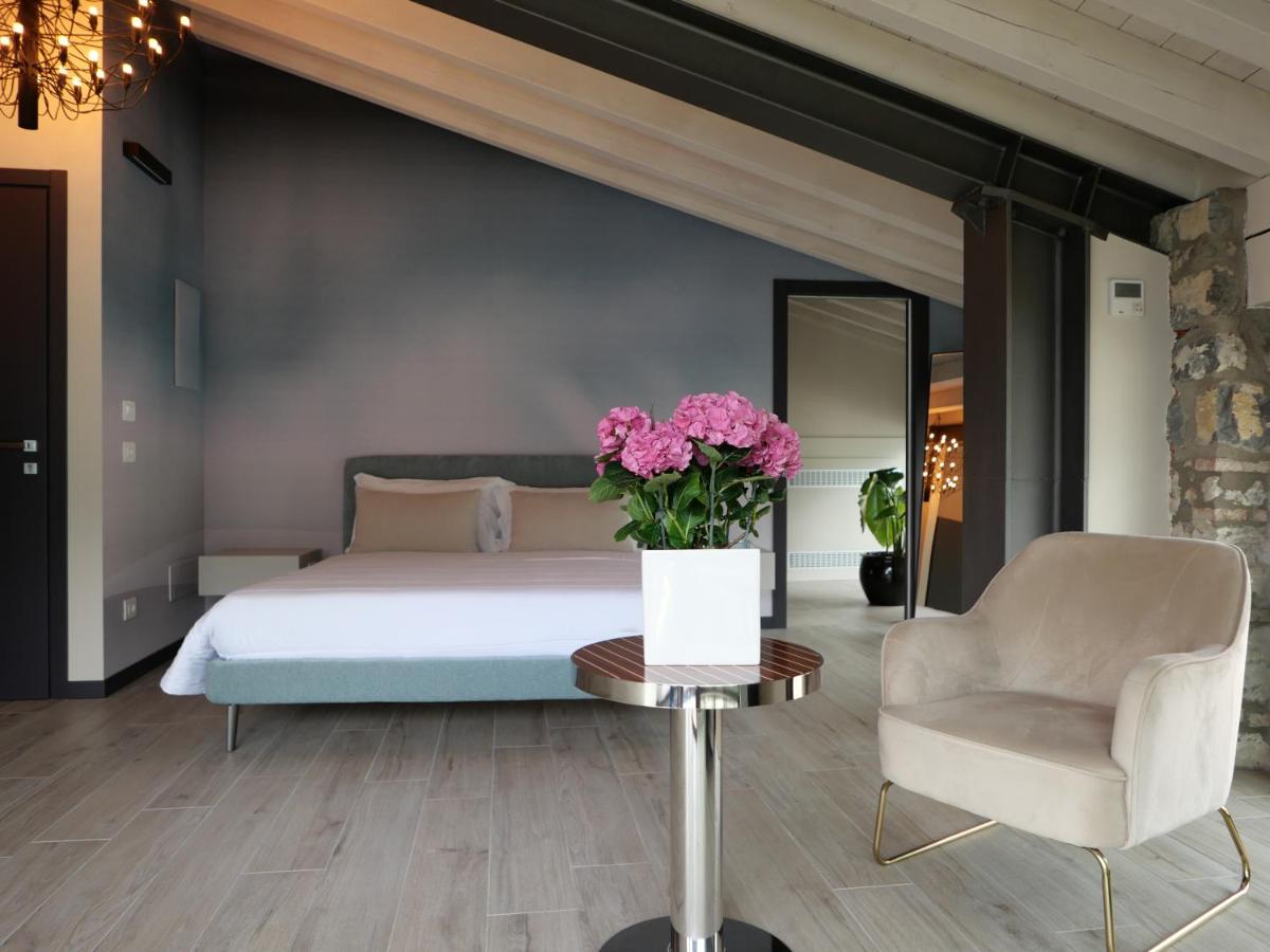 Suite with Lake View