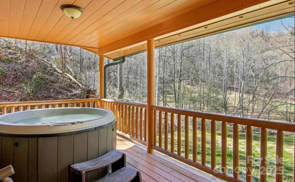 Fox Creek Cabin 2: Creekside Cabin in the Smoky Mountains! - B&B