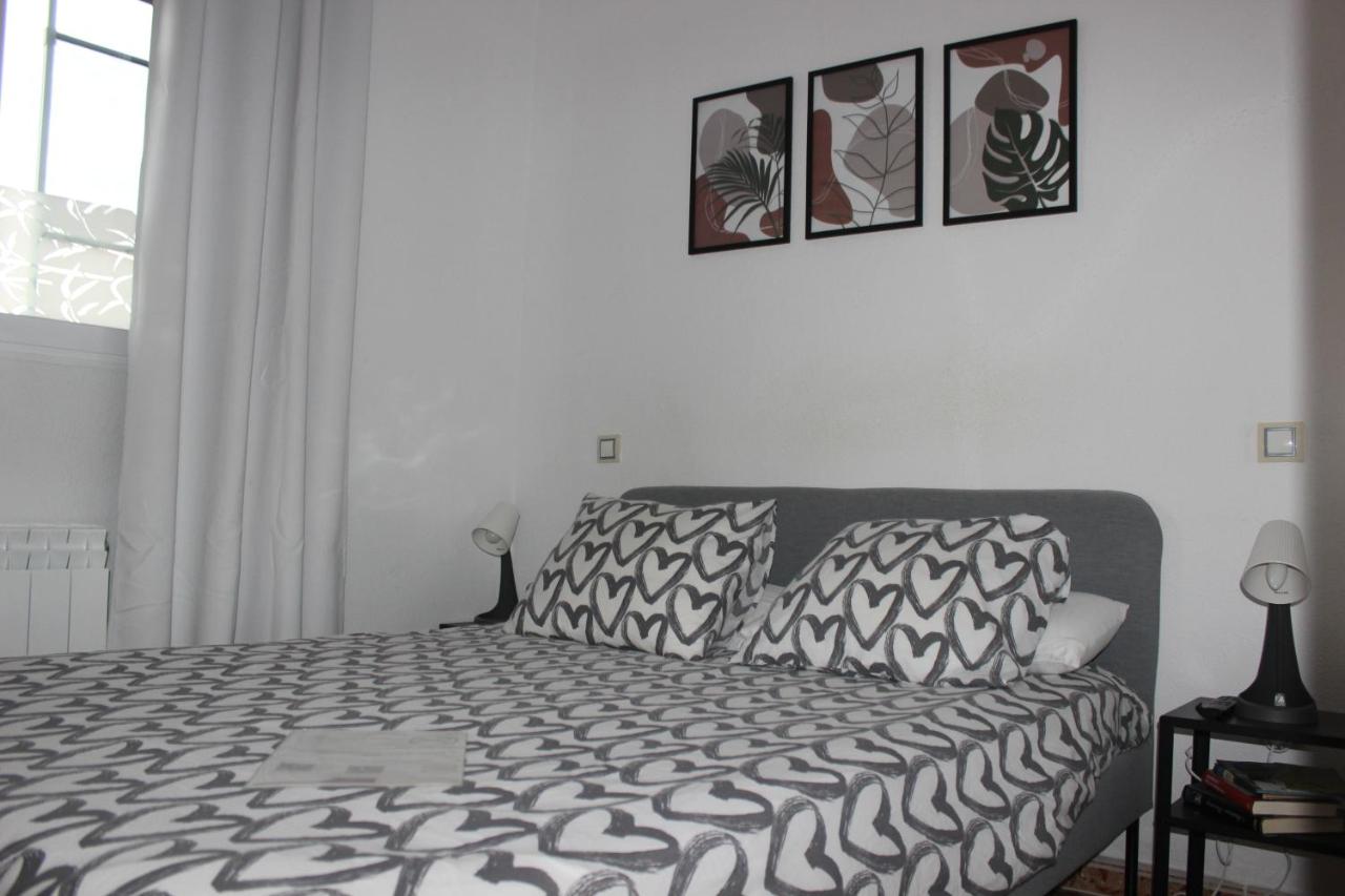 Chambre Lit Queen-Size avec Salle de Bains Commune 