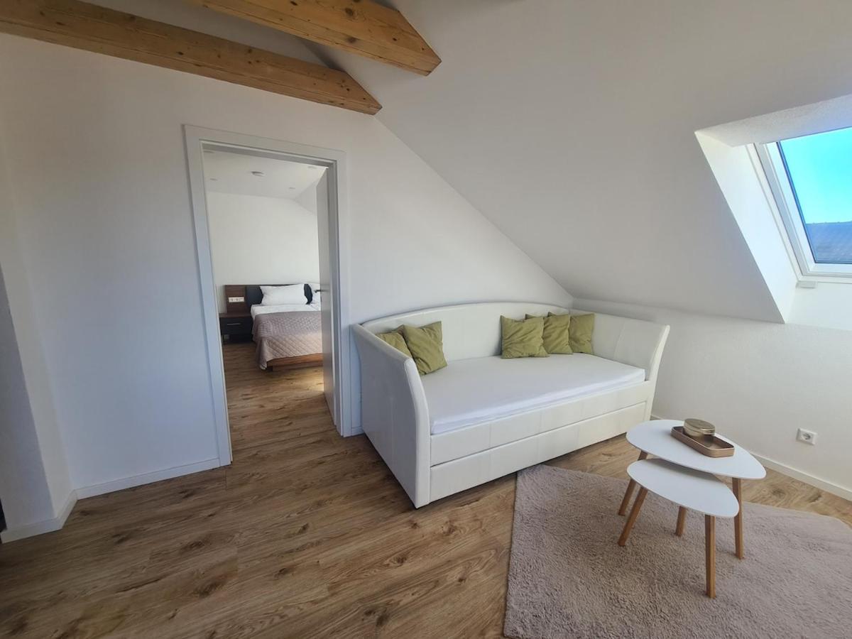 Connys FeWo Tal - Ferienwohnung Großengstingen