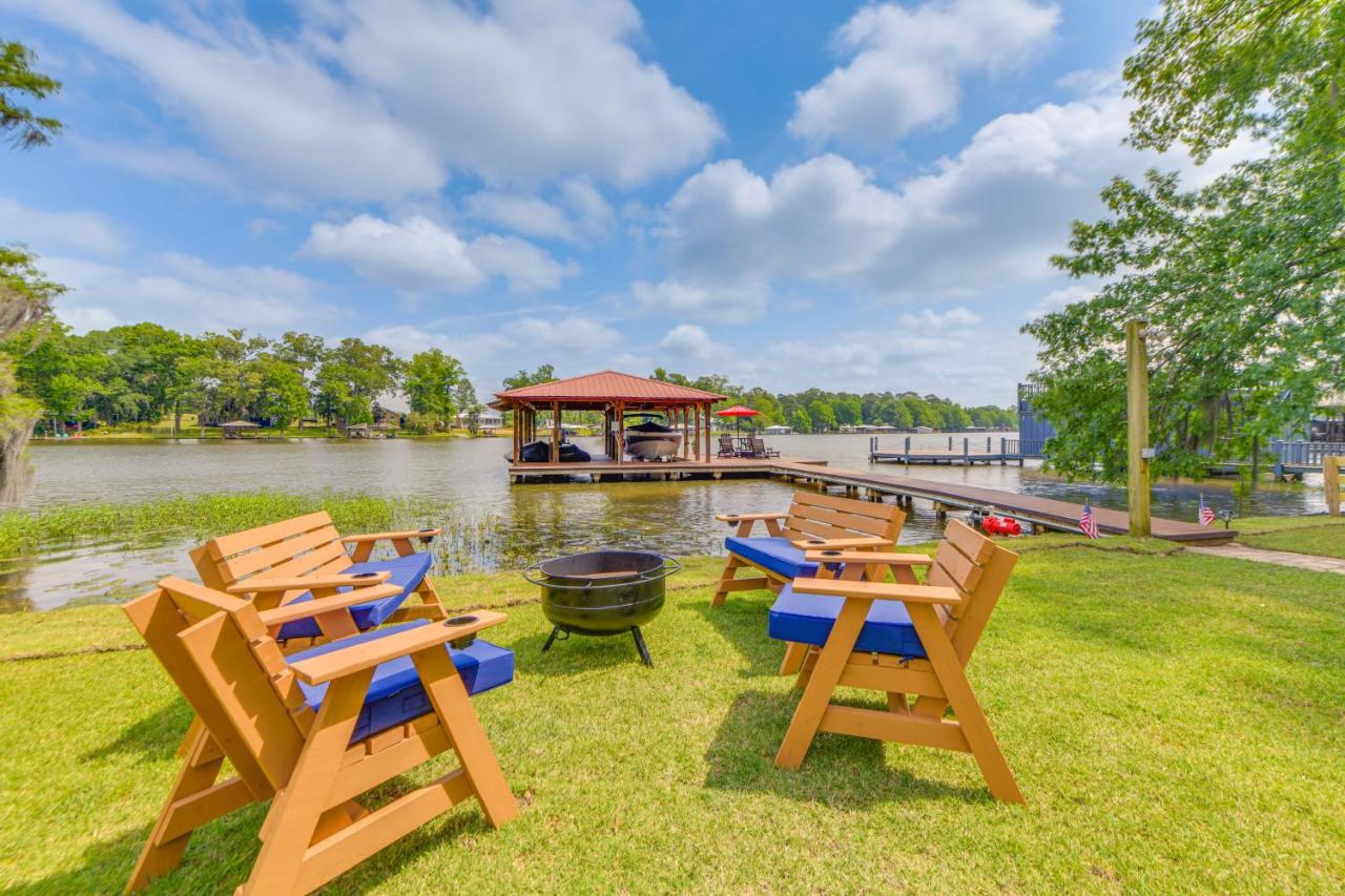 Private Dock and Porch Lakefront Retreat in Cobb! - Bed and Breakfast Cobb
