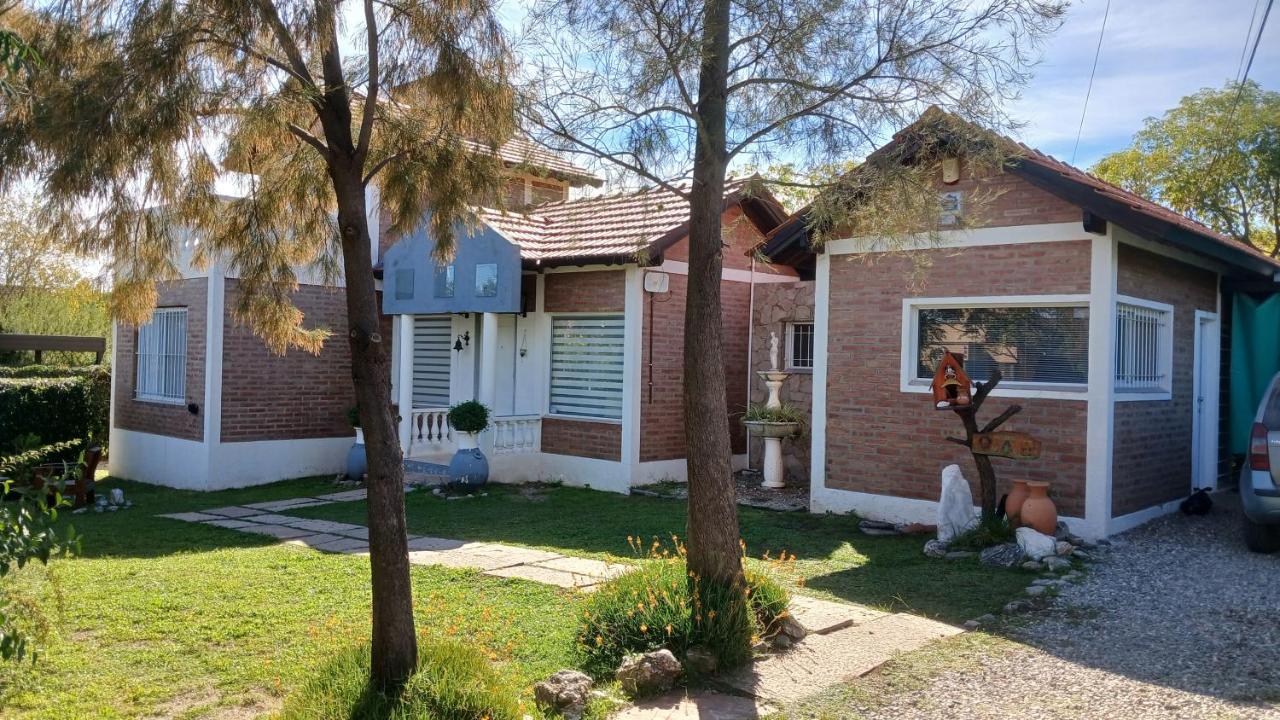 CASA TODA EN PLANTA BAJA CON PARQUE y PILETA INDIVIDUAL SOBRE ASFALTO A POCAS CUADRAS DEL CENTRO DE MERLO - Chambres d’hôtes Merlo