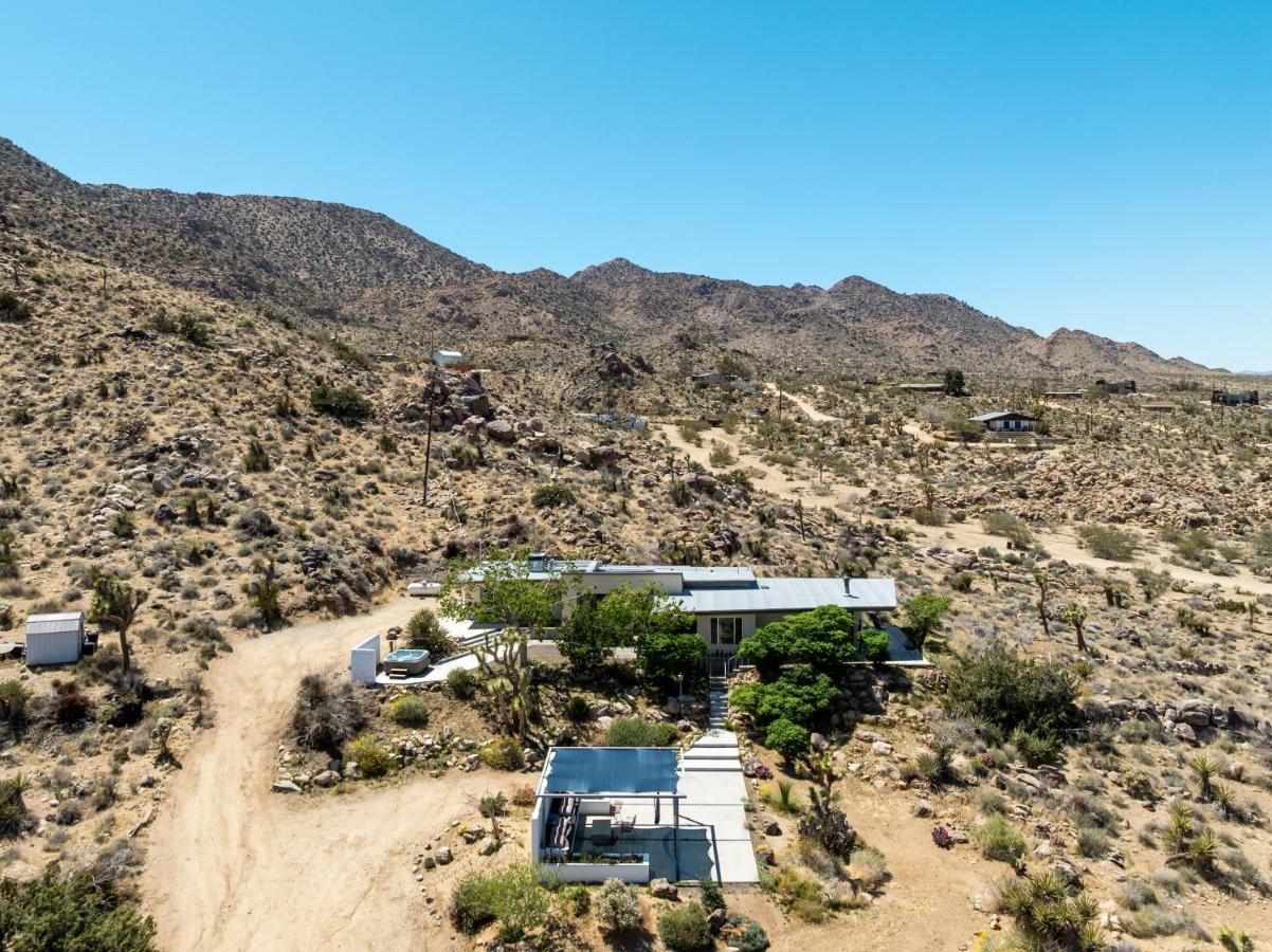 Casa Rocosa I Midcentury Home on 5 Private Acres Near Park - Chambres d'hôtes Joshua Tree