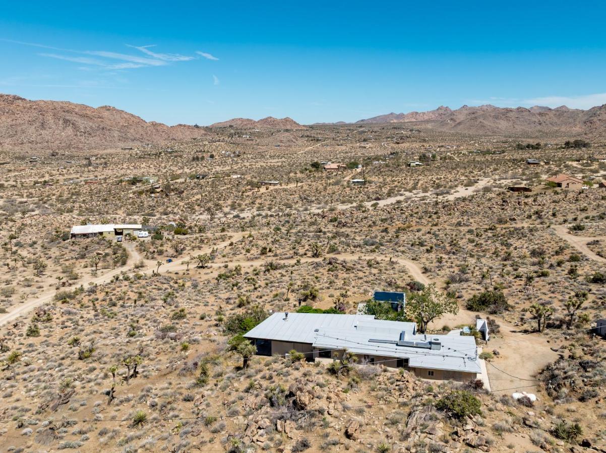 Casa Rocosa I Midcentury Home on 5 Private Acres Near Park - Chambres d'hôtes Joshua Tree