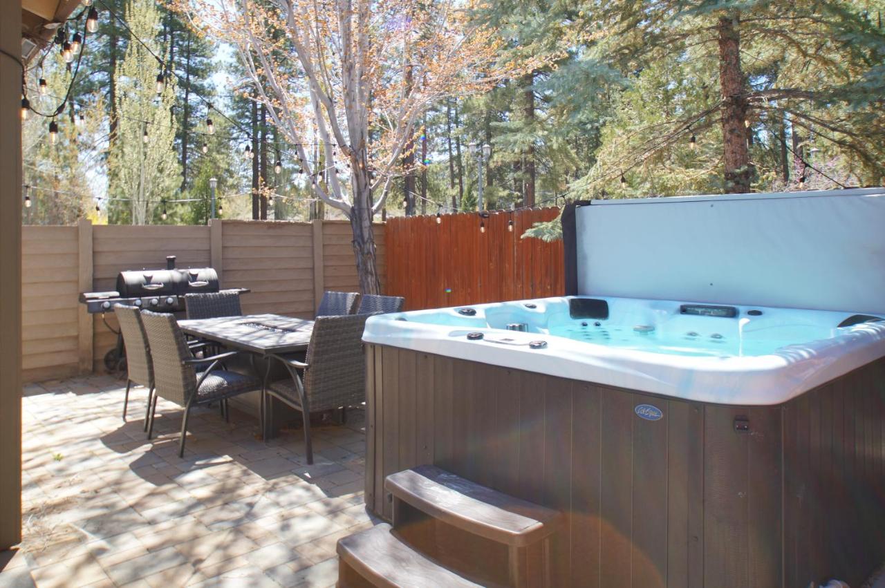 The Bear Den - Walk to Lake & Village, Game Room, and Hot Tub! - Chambres d'hôtes Big Bear Lake