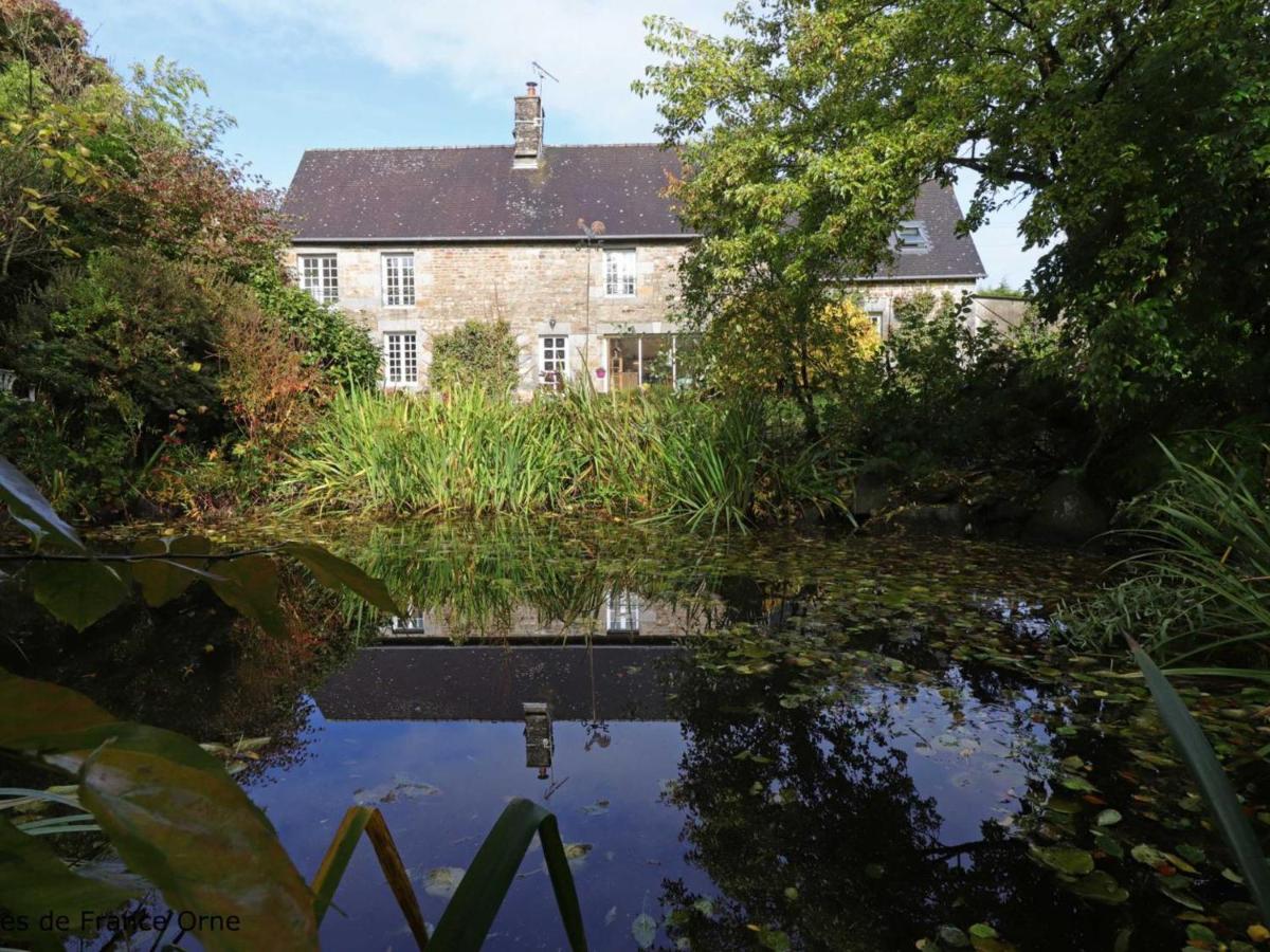 Retraite paisible en maison traditionnelle, 4 chambres, jardin arboré, cheminée et nature luxuriante. - FR-1-497-154 - B&B