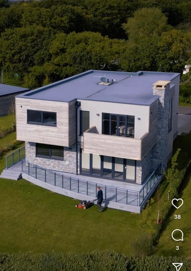 Modern 5 Bedroom Luxury Home with Sea Views and Hot Tub - Chambres d’hôtes North Hayling