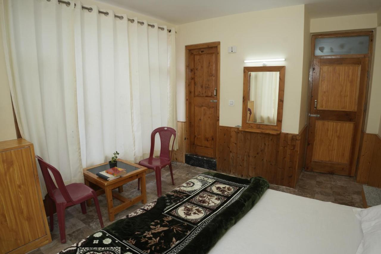 Zimmer mit Kingsize-Bett und Bergblick