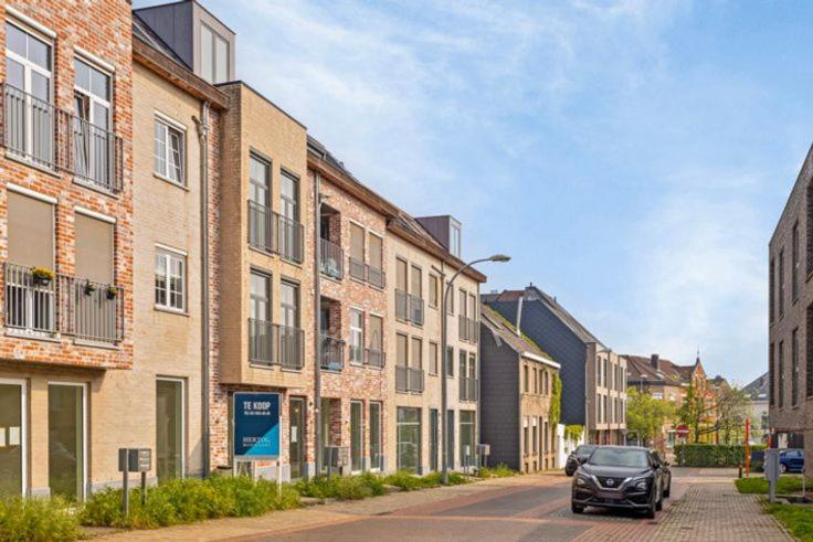 Ruim 3 slaapkamer appartement met parking nabij NATO - B&B