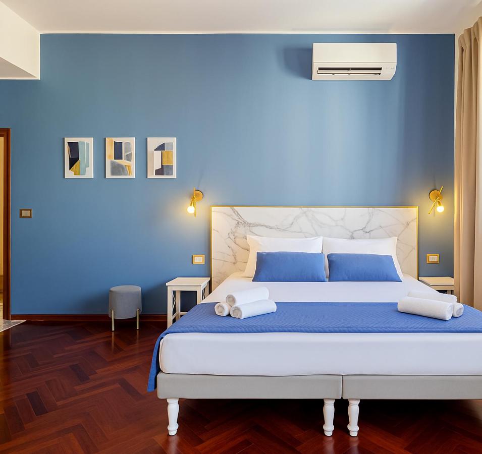 Habitación con cama extragrande y balcón