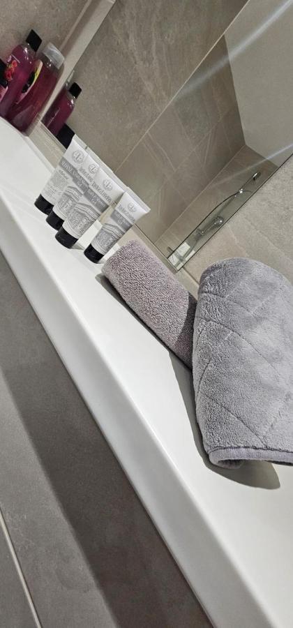 2 Bedroom Apartment with Amazing Views of Liverpool City Centre - Chambres d'hôtes Liverpool