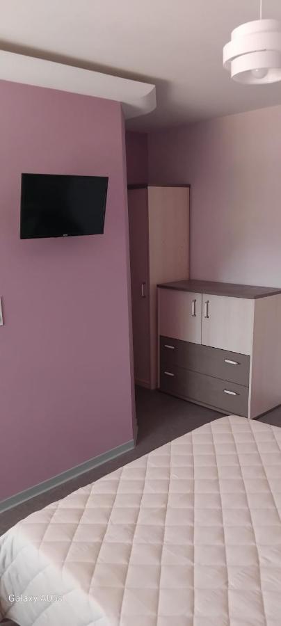 Dreibettzimmer mit Gartenblick