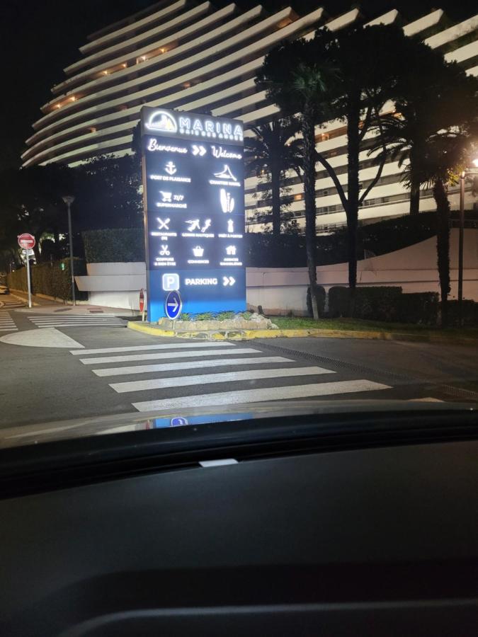 Marina Star Azurée le ciel le soleil et la mer entre Antibes et Nice 50m2 rien que pour vous avec vue panoramique sur mer garage privé terrasse plage a 150 m - B&B
