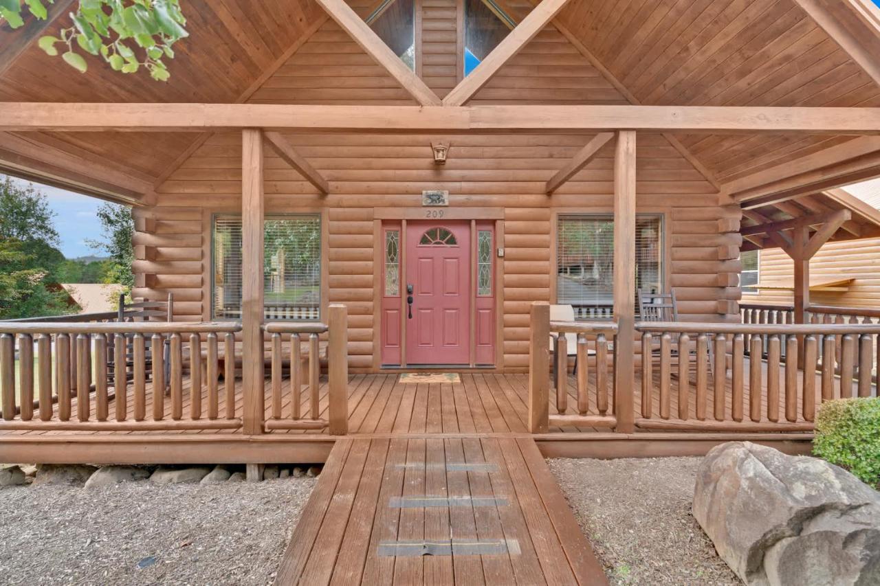 3 BDR Log Cabin in Cozy Resort with Private Hot Tub - B&B Gatlinburg