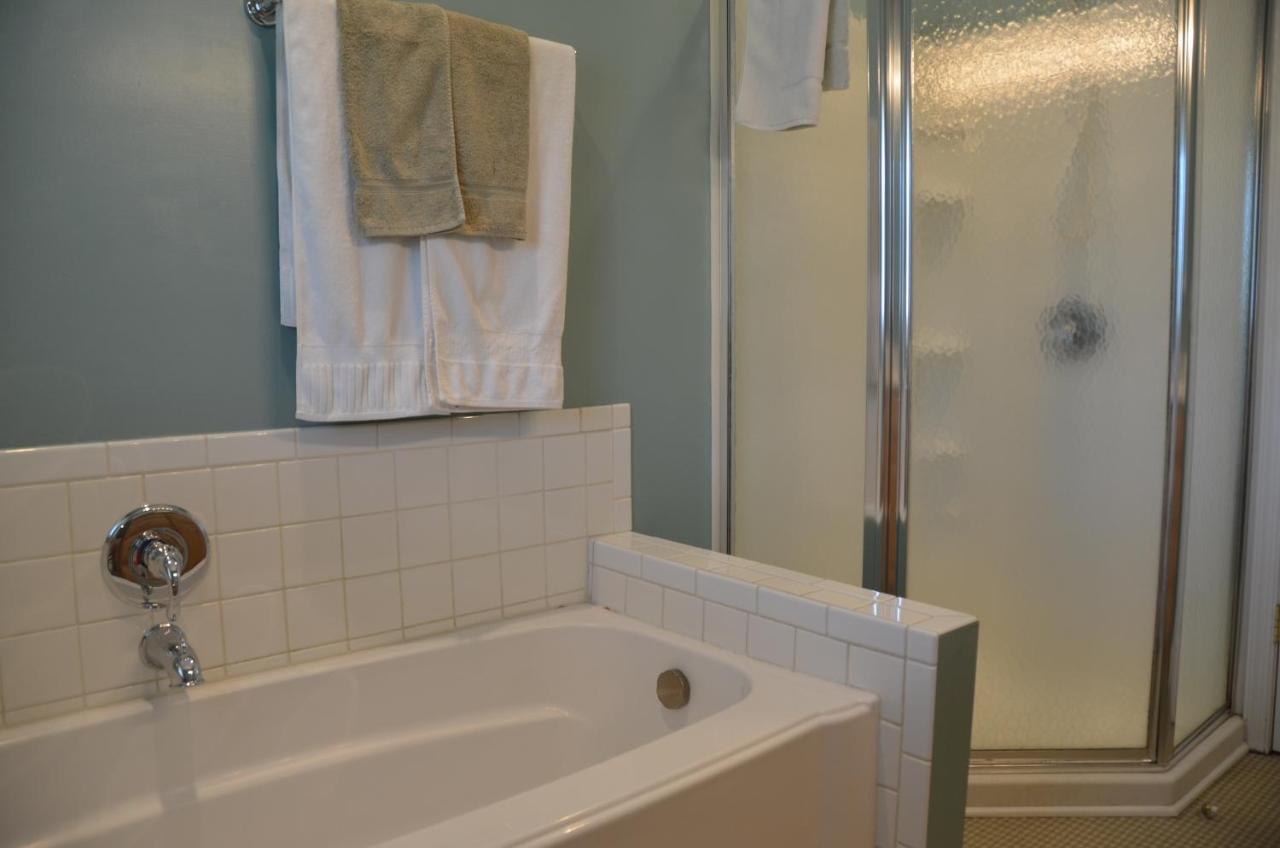 Two-Bedroom Apartment (InnTowne House)