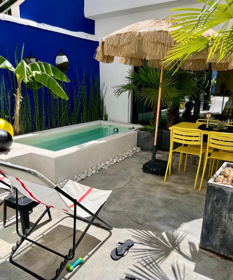 Maison avec bassin dans les remparts - B&B Aigues-Mortes