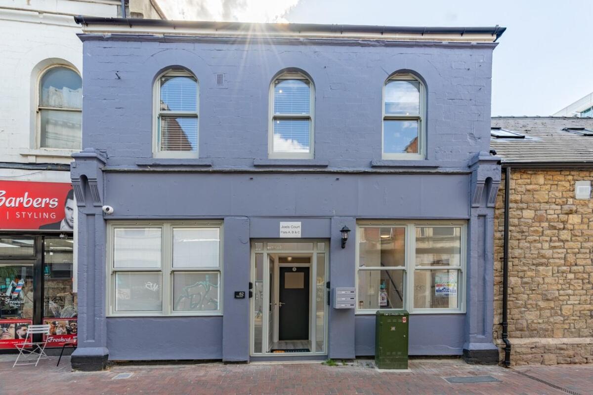 Stylish Haven - 2 min from Station - Free Parking - Courtyard - B&B Swindon