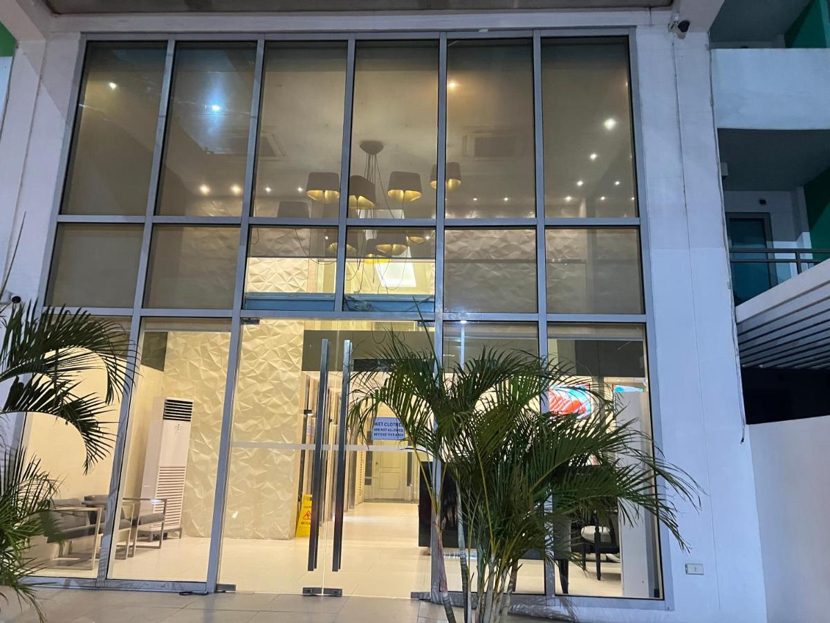 Azure Urban Resort paranaque velvet horiyama - Bed and Breakfast Manilla