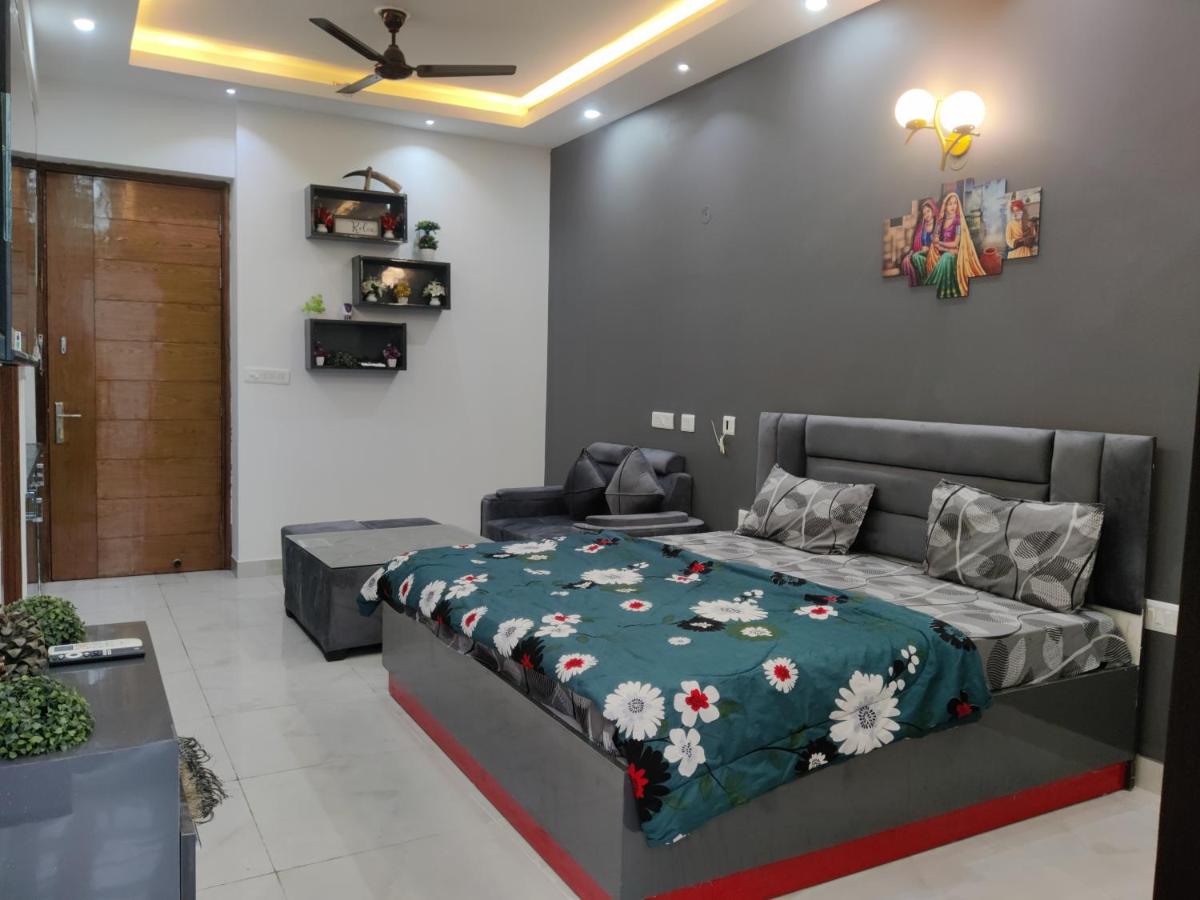 The Forest Stays-Luxury City Loft With Balcony Bliss - Chambres d’hôtes Noida