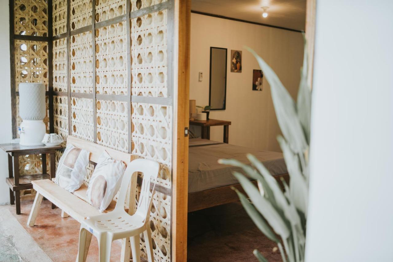 Zimmer mit Queensize-Bett und Balkon