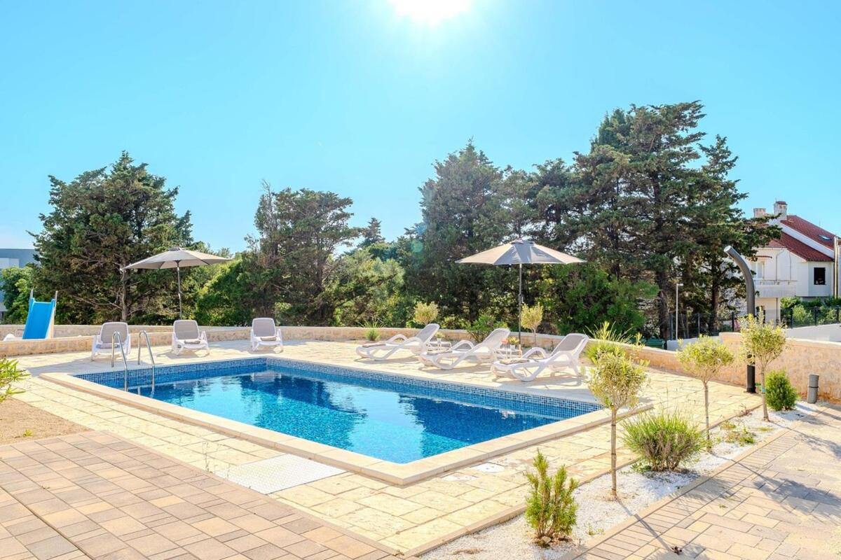 Mirjana new city central apartment with a pool - B&B Novalja