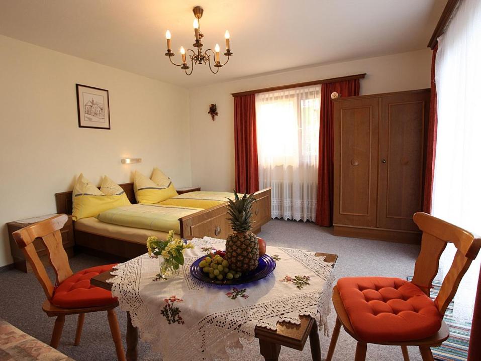 Deze driepersoonskamer heeft een gedeelde badkamer.