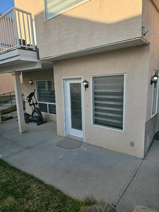 Cozy 2-Bedroom Suite 5 Minutes Walk to Chestermere Lake - B&B