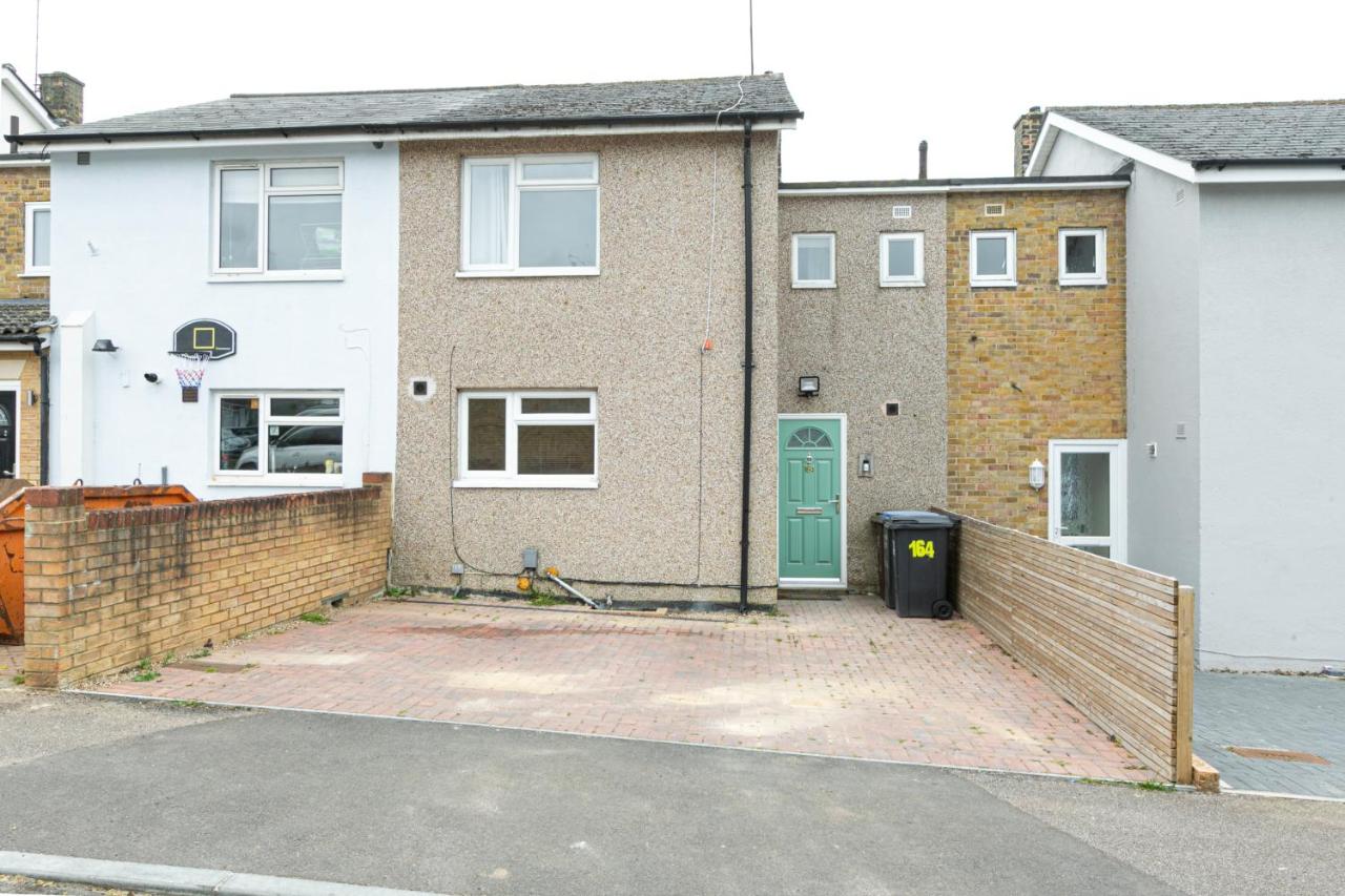 Ephatha Apartments 4-Bedrooms, Sleeps 11, Free Parking, Garden - B&B
