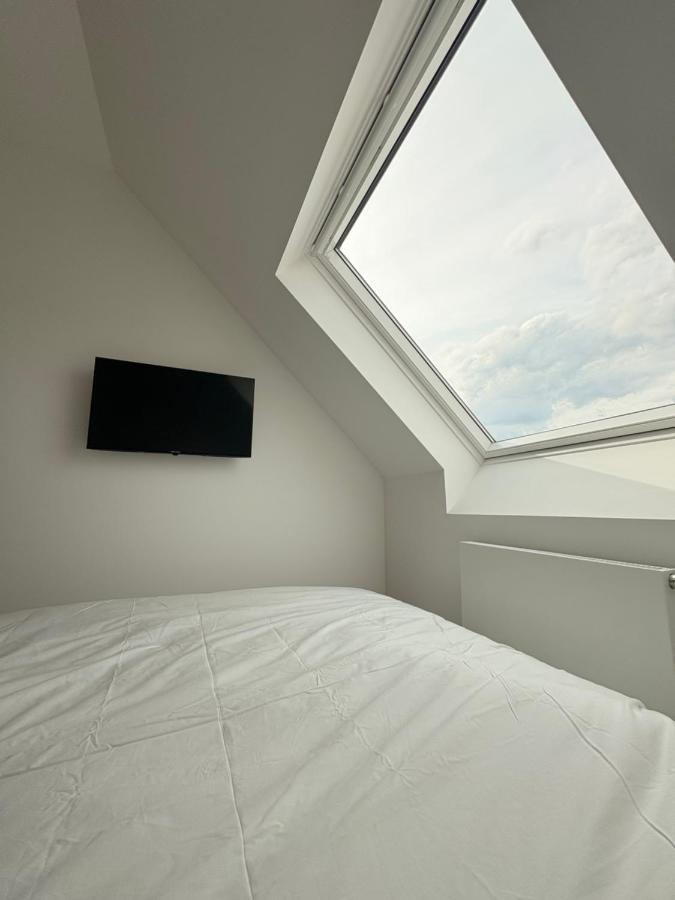 Bright and Minimalist Private Bedroom Montgomery Area - B&B