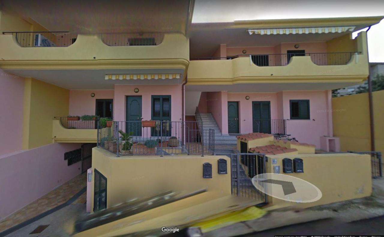 Casa Corallo Muravera Appartamento Centralissimo due camere letto cucina e soggiorno nuovo letto matrimoniale e singoli Aria condizionata Parcheggio interno Coperto ideale x 2 o 3 moto - Bed and Breakfast Muravera