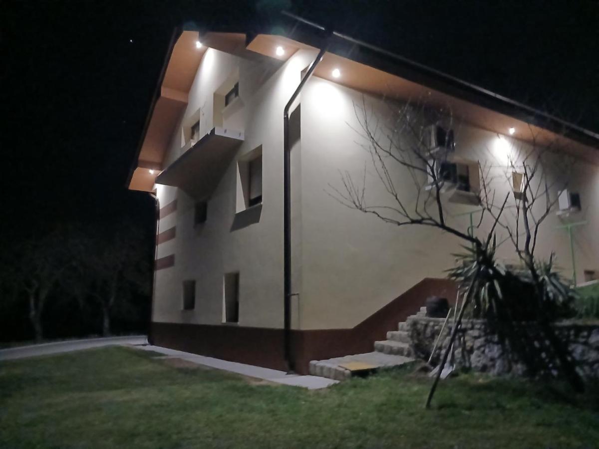 Luxury Apartment Ana with Hot tub - Chambres d’hôtes Višnja Gora