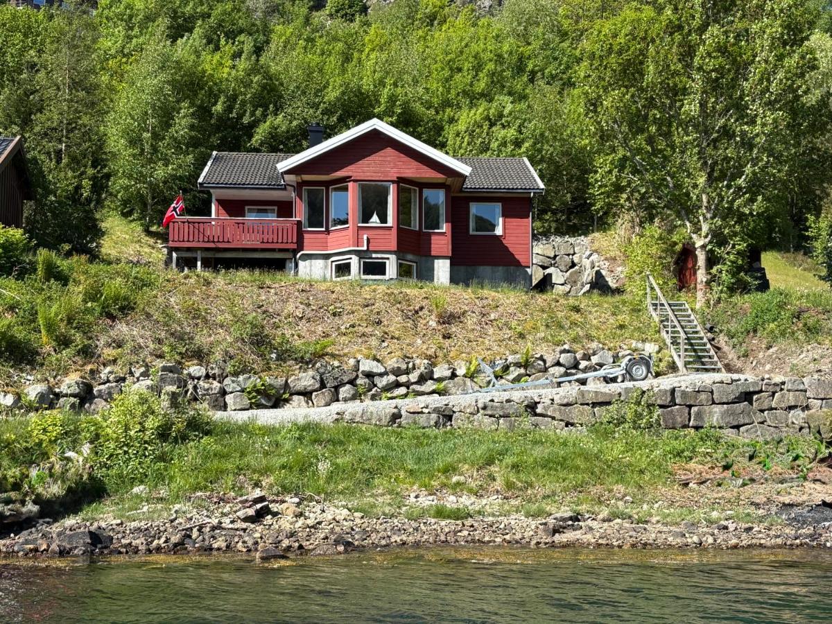Cabin by Lenefjorden, 50hp Boat and bed linen included - B&B