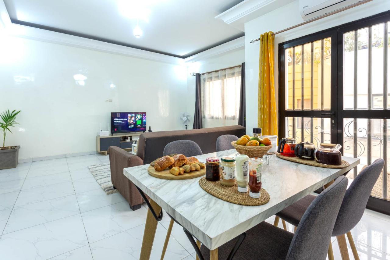 Logement paisible au cœur de Dakar, chambre avec bureau et salle de bain dans un appartement partagé - Bed and Breakfast