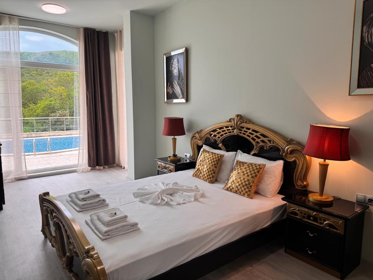 One-Bedroom Apartment with View