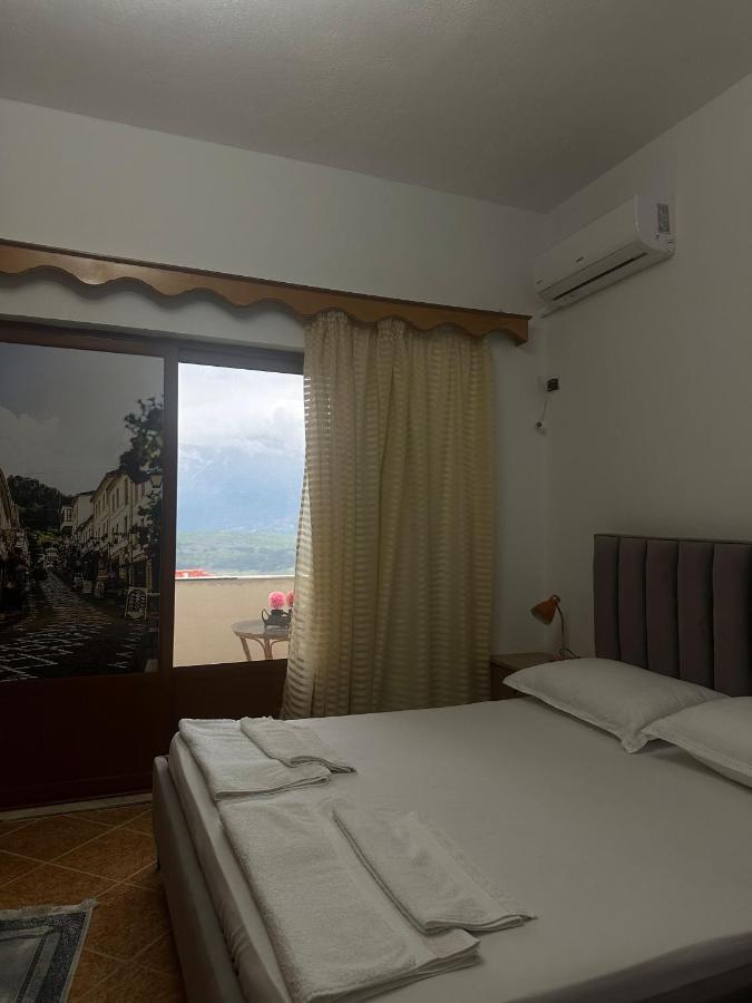 Camera Tripla Deluxe