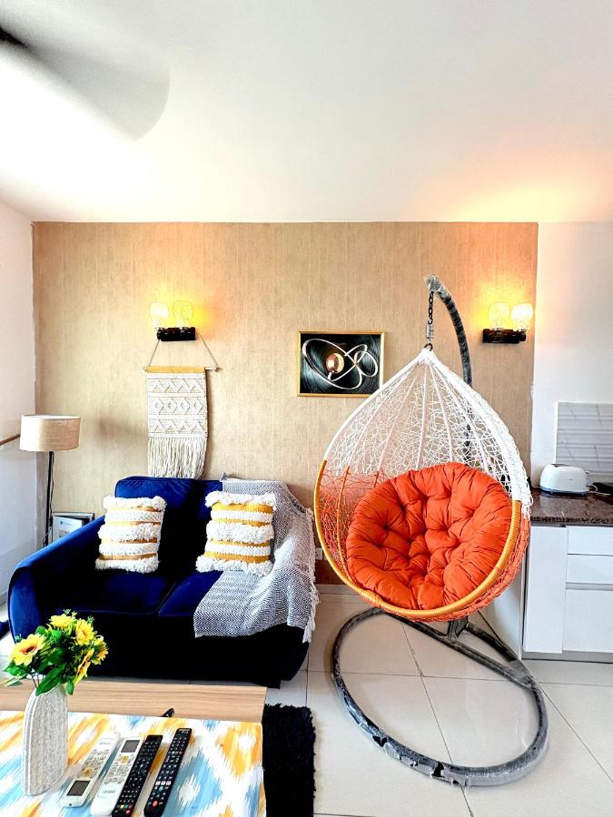 Aura 12 1BR Service Apartment - B&B Noida