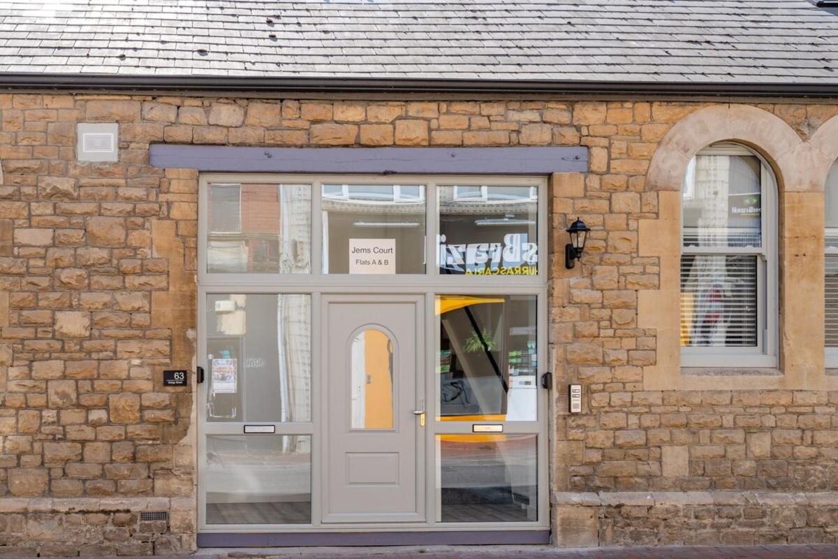 Serene Haven - 2 min from Station - Free Parking - Courtyard - Bed and Breakfast Swindon