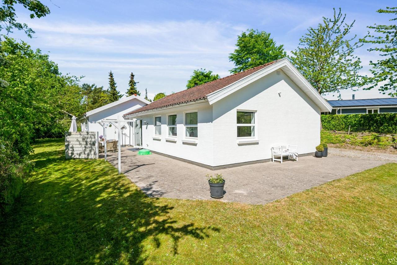 Nice Home In Ebeltoft With 4 Bedrooms, Swimming Pool And Wifi - B&B Ebeltoft