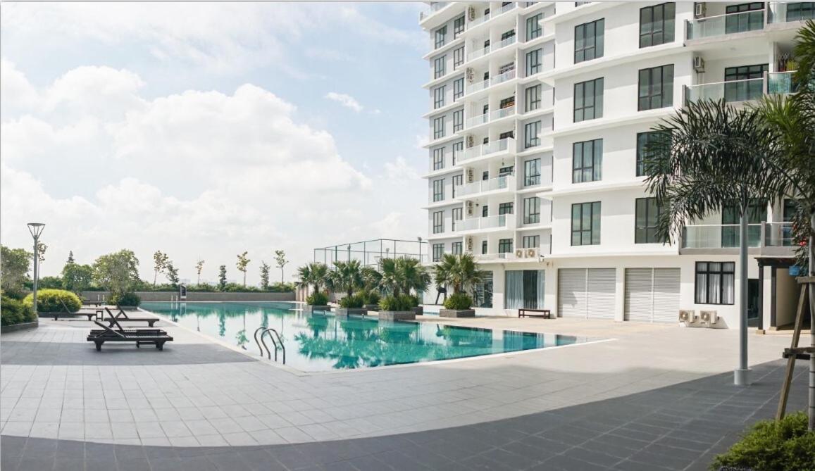PLATINO Latest Pool View Family 3 BR Suite, Next to Paradigm Mall's new Theme park, Escape JB - B&B Johor Bahru