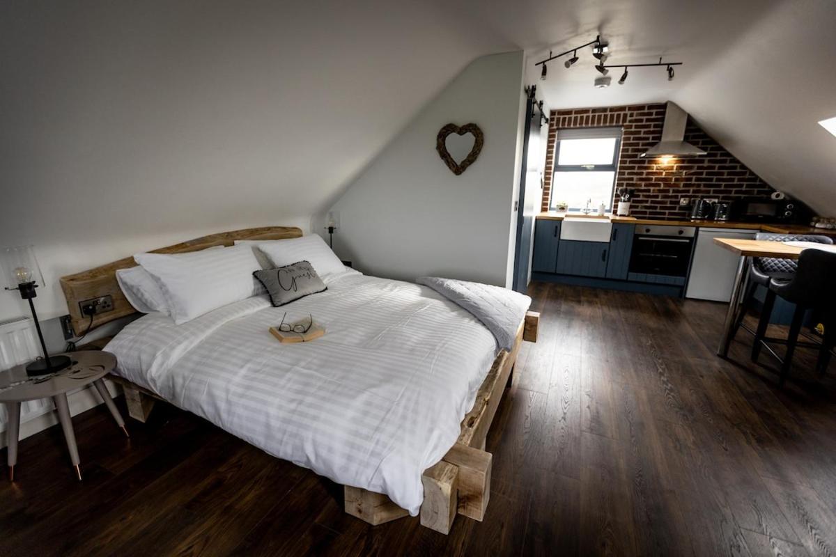 Windswept Loft, 16km to Cliffs of Moher - B&B