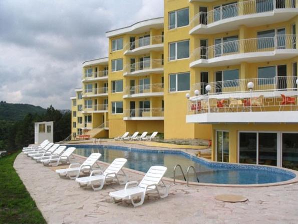 Sea View 1 Bedroom Apartment - Pool & Free Parking - Kavarna - B&B
