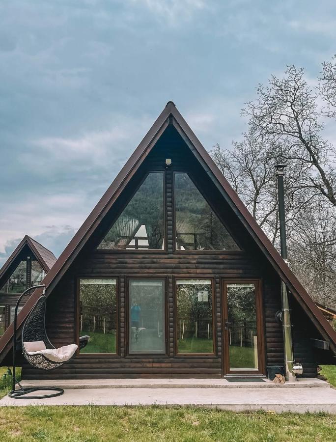 Căbănuțele de lângă râu - B&B
