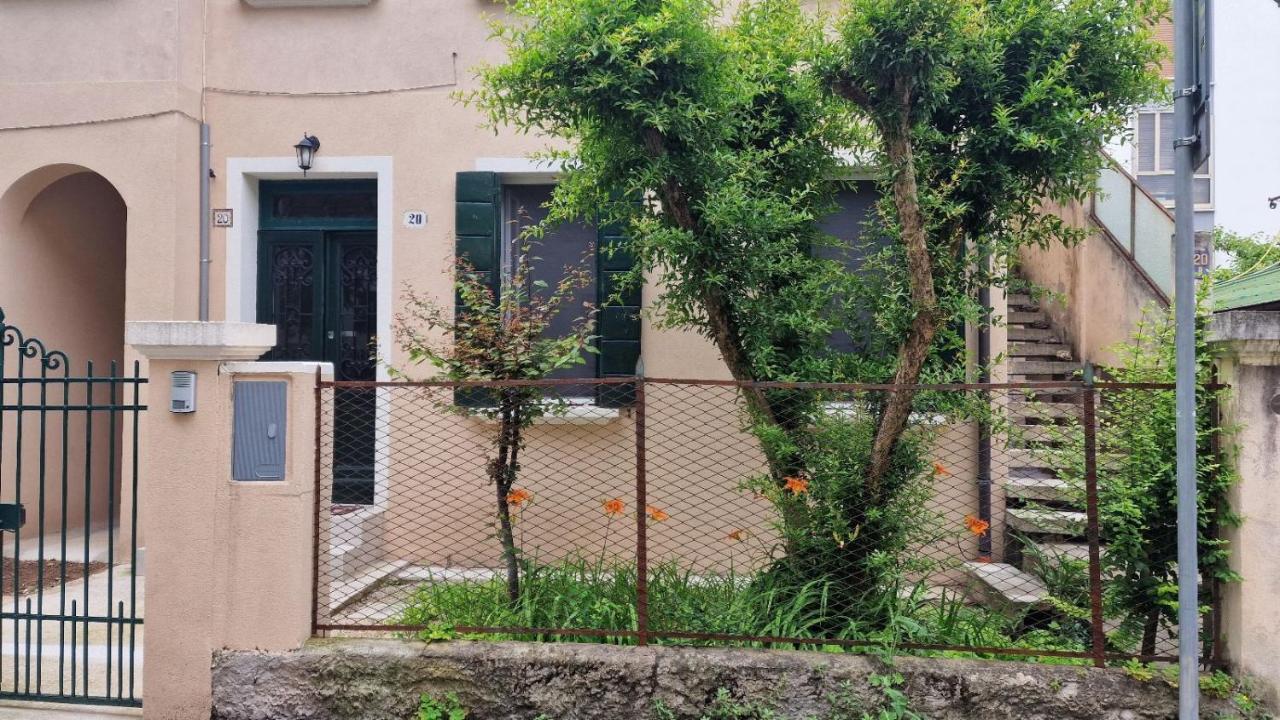 zona Ospedali - piano terra tranquillo - clima - Nina - B&B