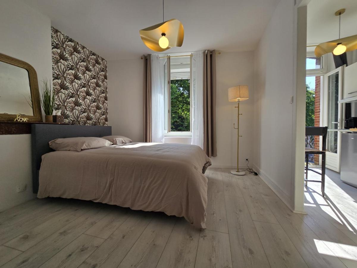 Charmant appartement chambre, cuisine et salle de bain avec balcon sur Jardin Massey - Ferienwohnung