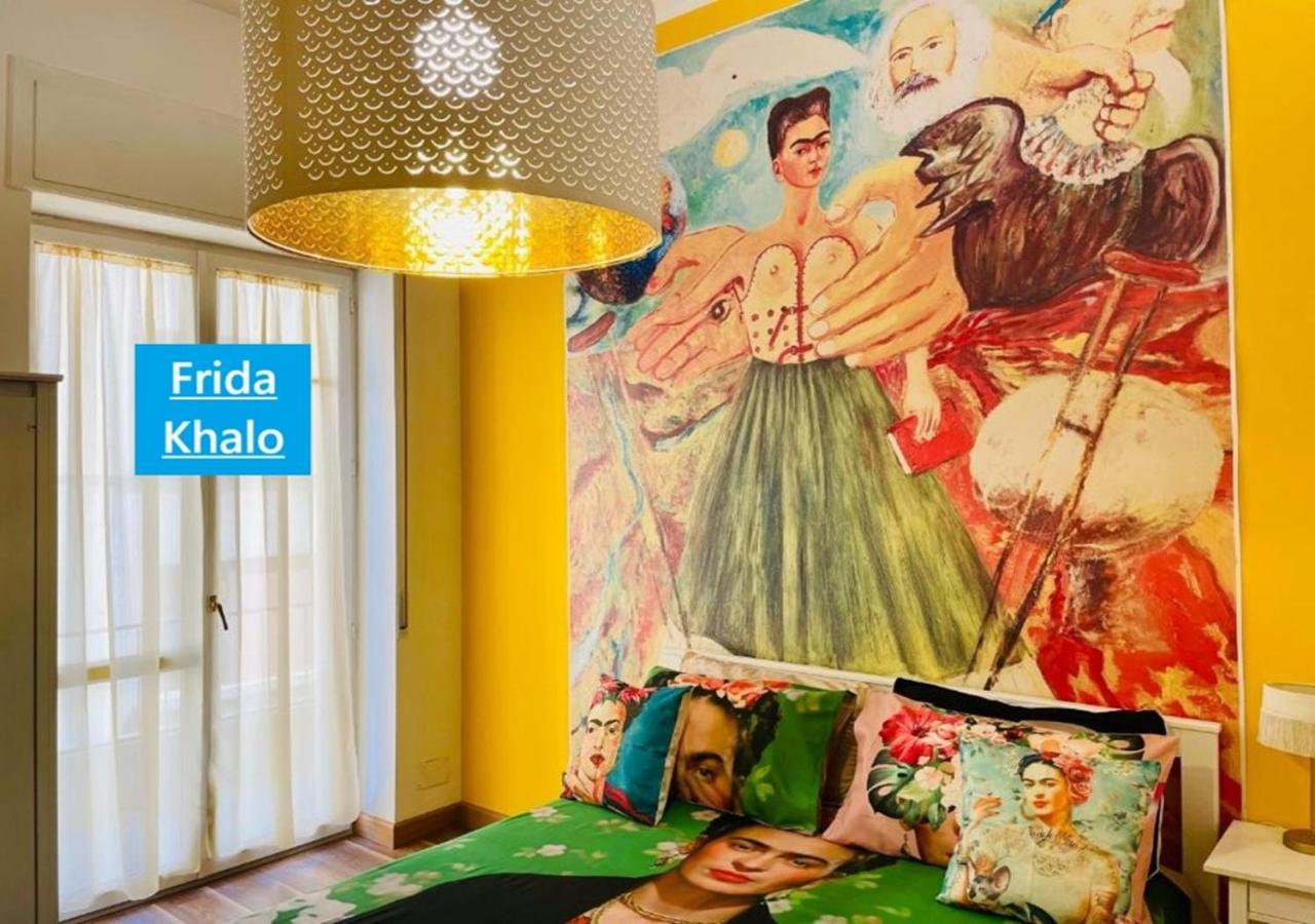 Habitación con cama extragrande y balcón