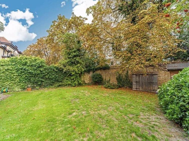 Entire 2 Bed -Sunbury on Thames - B&B
